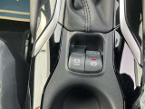 オートモードの時はシフトレバーの操作に応じてパーキングブレーキが自動で作動します(手動でもパーキングブレーキをかける・解除できます)