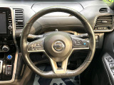 【純正革巻きステアリング】上質な革を使用することで、手にしっかり馴染みとても運転しやすいハンドルです♪