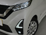 【LEDヘッドライト】悪天候や夜間走行時も良好な視界を確保し安心して運転できる高輝度LEDヘッドライトを装備!点灯速度が早く、消費電力も抑えられています。