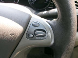 クルーズコントロール付き車です。速度を設定するとアクセルを踏まなくても一定の速度で走ることができ、高速道路での長距離運転で疲れが激減する便利な機能です。