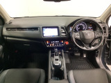 車内は光触媒抗菌消臭施工済です。インパネ周りはスタイリッシュなデザインで機能や装備も充実しています。グローブボックスやカップホルダーのほかにトレーなどたくさんの収納スペースが付いています。