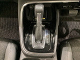 「e:HEV」は、モーター走行を中心にしながら電気エネルギーやエンジン動力を最も効率よく使い分けることができる賢いハイブリッドシステムです。