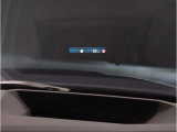 【ヘッドアップディスプレイ】現在の車速表示や目的地へのルート案内やメディア関連のリストを表示する事が可能です。視線移動を減らす事によりドライブに集中して頂けます。