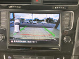 ギアをリバースに入れると車両後方の映像を映し出します。画面にはガイドラインが表示され、車庫入れや縦列駐車などの際に安全確認をサポートします。