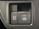 【電動パーキングブレーキ】パーキングブレーキは便利な電動式!ボタン一つで操作でき、アクセルを踏めば自動で解除されます♪レバーやペダルが無いので運転席廻りもすっきりしますね♪
