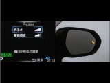 隣車線を走る車両をレーダーで検知し、ドアミラーでは確認しにくい後側方エリアに存在する車両に加え、急接近してくる車両も検知します。車両を検知するとドアミラーに搭載されたLEDインジケーターが点灯します。