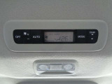 前席と後席で別々の温度の設定ができ、設定した温度を自動制御するオ-トデュアルエアコン。お問い合わせは03-5672-1023へ