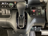 シフトはインパネシフト、パーキングブレーキは電子制御なので運転席と助手席の間はすっきりしています。