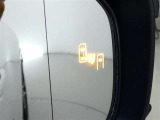 隣車線を走る車両をレーダーで検知し、ドアミラーでは確認しにくい後側方エリアに存在する車両に加え、急接近してくる車両も検知します。車両を検知するとドアミラーに搭載されたLEDインジケーターが点灯します。