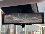 スマートルームミラーが付いております。後席に人が乗車した時や沢山の荷物を積んだ時もバックミラーの視界が遮られる事無く見えるので便利です♪