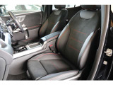 メルセデスのシートは少し硬めになっております。長時間の運転の際、適度な反発があることでお尻や腰の負担を減らす効果が御座います。
