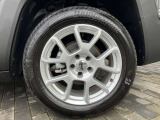Jeep純正17インチアルミホイールとなっております。