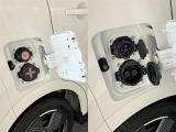 給電口は運転席側後方にあります。上が普通充電、下が急速充電です。