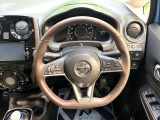 【純正革巻きステアリング】上質な革を使用することで、手にしっかり馴染みとても運転しやすいハンドルです♪