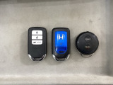 スマートキーを装備しています。鍵を差し込むことなくドアロックの開け閉めと、スタートボタン操作でのエンジンスタートができます。加えて、純正リモコンエンジンスターター用の操作キーもついています。