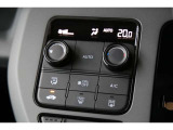 フルオートエアコンを装備。車内の温度設定だけでなくPM2.5にも対応した高性能集塵フィルターも装備しており車内はいつも快適空間♪