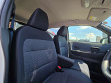 運転席と助手席はウォークスルーで移動できます。