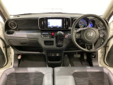 車内は光触媒抗菌消臭施工済です。インパネ周りはスタイリッシュなデザインです。グローブボックスやカップホルダーのほかにトレーなどたくさんの収納スペースが付いています。