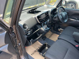 運転席からも助手席からも手が届きやすく、小物などを置いておくのにとても便利♪