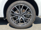 20インチ純正アルミホイール装備 全車両に標準装備の純正アルミホイールは、純正ならではのバランスの良いデザインと、走行安定性をお楽しみ頂けます。