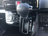 操作しやすいATシフトです。 シフトチェンジを気にしなくていいので運転だけに集中できますね。 自然と手に届くところにある、手になじむ形状のシフトノブがいいですね。