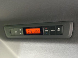 【リアオートエアコン】広い後部座席には必須の機能!風量や温度を自動で調整し前席と同様な車内環境にしてくれるリアオートエアコンを装備。夏の暑さも冬の寒さもストレスなく快適にお過ごしいただけます♪