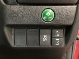 Hondaセンシング用の、VSA(ABS+TCS+横滑り抑制)解除と路外逸脱抑制機能のオンオフスイッチなどはハンドルの右側に装備しています。燃費に役立つECONボタンもここです。