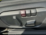 運転席メモリー付きフロント電動シート装備。