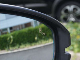 ◆ブラインドスポットインフォメーション◆走行中の死角になりやすい自車の斜め後方車両を検知し、ドライバーへ注意を促すことで運転負荷を軽減する機能です。車線変更を支援。