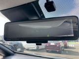 スマートルームミラー◆積載物などで、さえぎられがちなルームミラーの後方視界。車内状況に関わらず車両後方にあるカメラの映像をルームミラーに映し出します!もちろん夜や悪天降雨でもクリアな後方視界を確保!