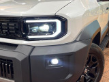 【LEDヘッドライト】悪天候や夜間走行時も良好な視界を確保し安心して運転できる高輝度LEDヘッドライトを装備!点灯速度が早く、消費電力も抑えられています。