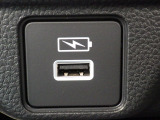 ★USB充電ソケット付ですので、スマートフォン等の充電もアダプター無しで可能です★