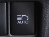 オートマチックハイビームとは、先行車や対向車のライトを認識し、ハイビームとロービームを自動で切り替える機能です。夜道の視界を確保します。詳細は販売店スタッフまでお尋ね下さい。