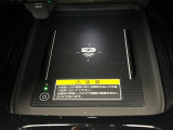 【ワイヤレス充電】車のワイヤレス充電は、スマートフォンを充電パッドに置くだけで簡単に充電できる便利な機能です。ケーブルが不要なので車内がすっきりし、運転中でも安全に使えます。