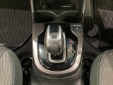 ハイブリッド専用セレクトレバーです。シフトチェンジを電子信号で送信するセレクトレバーを採用していますので、軽快でスマートな操作を楽しめます。