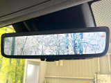 【デジタルインナーミラー】後席の大きな荷物や同乗者で後方が確認しづらい時でも安心!カメラが撮影した車両後方の映像をルームミラー内に表示。クリアな視界で状況の確認が可能です!