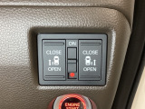 リアドアは乗り降りに便利な両側電動スライドドアです。また運転席に座っていながらスイッチ操作で自在にスライドドアを開け閉めできます。