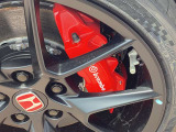 フロントブレーキシステムにBrembo社製ものブロックアルミ対向4ポッドキャリパー