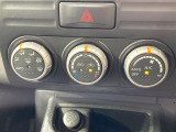 【オートエアコン】一度お好みの温度に設定すれば、車内の温度を検知し風量や温度を自動で調整。暑い&hellip;寒い&hellip;と何度もスイッチ操作をする必要はありません。快適な車内空間には必須の機能ですね♪
