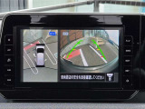 アラウンドビューモニター。上空から見下ろしているような映像で、スムースな駐車をサポートします。