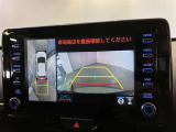複数のカメラの映像をもとに、クルマを真上から見ているような映像をドライバーに提供し駐車をサポートする機能です。