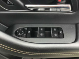 パワーウィンドウやドアミラーのスイッチ等は運転席右側へ集中してます