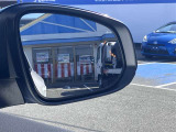 隣車線を走る車両をレーダーで検知し、ドアミラーでは確認しにくい後側方エリアに存在する車両に加え、急接近してくる車両も検知します。車両を検知するとドアミラーに搭載されたLEDインジケーターが点灯します。