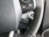《クルーズコントロール》高速道路でアクセル操作なしでも車が自動でスピードを保ってくれる機能です。操作さえ覚えてしまえば、長距離の高速は楽々走れます