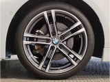 【BMWアロイホイル】軽量かつ強度に拘ったアロイホイル。走行性能ポテンシャルを引き出す設計。車の足元を引き締めてくれる大きなポイントはアロイホイルです。