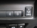 両側ハンズフリーオートスライドドア装備です!運転席のスイッチでの開閉やドアスイッチでの開閉は当たり前ですが、足の簡単な操作でスライドドアの開閉が出来ます!両手が塞がっているような時にとても便利です☆