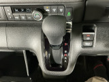 オートマチックシフトレバーは、手になじみ操作しやすい形状で安全運転にもつながります♪