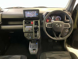運転席周りのレイアウトをご覧ください。ナビゲーションが綺麗に装着されすっきり収まってますね!