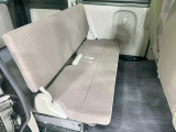 後部座席も気になるようなキズ・汚れやへたり等、大きなダメージはなく、良好な状態です。
