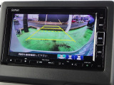 後退時に車両の後ろ側をモニター画面に表示します。車庫入れなどでバックする際に後方確認ができて便利です。車庫入れが苦手な人もこれで安心。